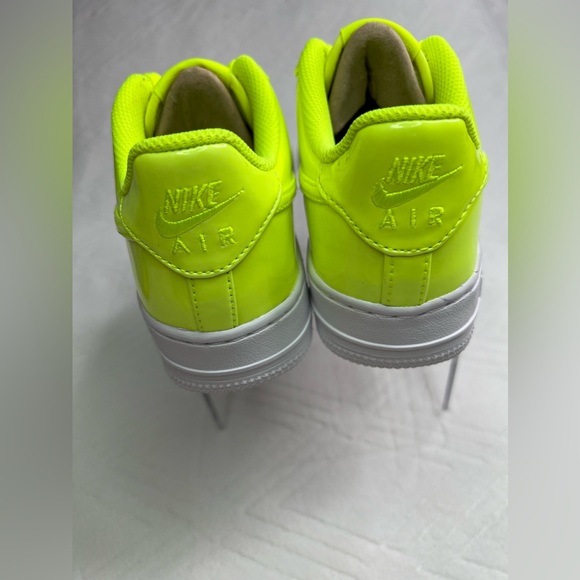38: Nike Air Force 1 LV8 (UV) Volt/ Volt- White- White Size: 4.5Y - Picture 4 of 7